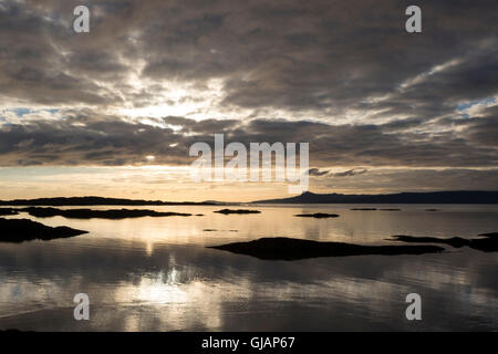 Sonnenuntergang über der Hebriden Insel Eigg aus der Arisaig Küste im Westen von Schottland Stockfoto