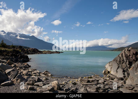 Blick auf die Chilkat Inlet in Southeast Alaska in der Nähe von Haines aus einem einsamen Strand an einem sonnigen Sommertag. Stockfoto