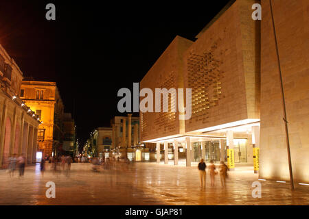 Der Republic Street, Valletta, Malta, Europa, mit dem neuen Parlament Gebäude auf der rechten Seite Stockfoto