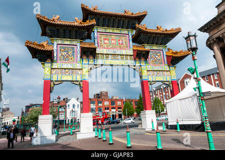 Chinesischen Bogen am Eingang zu Chinatown in Nelson Street, Liverpool. Stockfoto