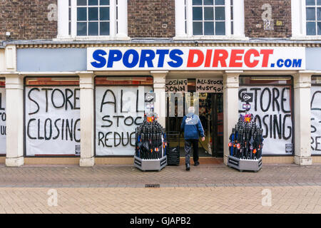 Schließen nach unten Verkauf mit Store schließen Zeichen an einem Seitenarm des Sports Direct oder sportsdirect.com Sportbekleidung Shop. Stockfoto