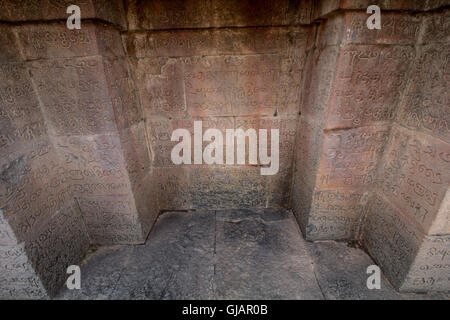 Beispiel für das Vatteluttu Alphabet aus einer Inschrift von Raja Raja Chola I bei den Brihadisvara-Tempel in Thanjavur. Stockfoto