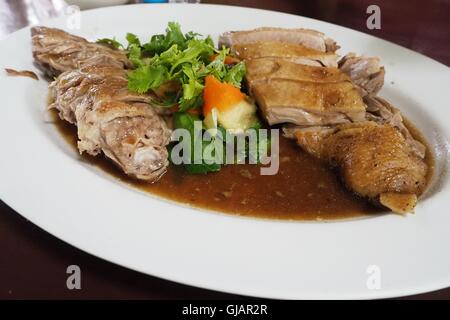 Dampf-Ente auf weißen Teller Stockfoto