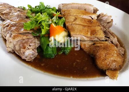 Dampf-Ente auf weißen Teller Stockfoto