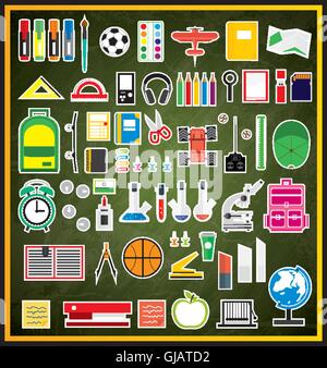 Satz von Schulmaterial an grüne Tafel. Vektor-Illustration. Symbole auf Schule Thema. Stock Vektor