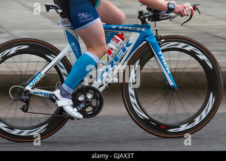 Trek Road Bike, Fahrradrahmen, Carbon Monocoque Composite Rahmen; Radfahrer an den 2016 britischen Elite Triathlon Meisterschaften als Tri Liverpool Hosts das Beste der Britischen Elite Wettbewerb. Stockfoto