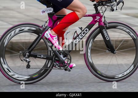 CEEPO Triathlon Carbon-Rennräder, Nahaufnahme Rennrad, Frameset, Carbonfaser-Fahrradrahmen, Monocoque, Composite-Fahrradrahmen, die von Radfahrern bei den British Elite Triathlon Championships 2016 verwendet werden, da Tri Liverpool die besten britischen Elite-Wettbewerbe ausrichtet. Stockfoto