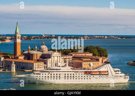 Kreuzfahrtschiff vor der Insel San Giorgio Maggiore, Venedig, Venetien, Italien. Stockfoto