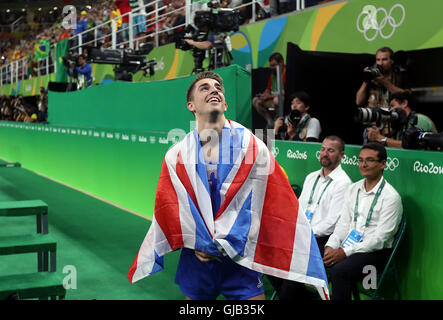 Der Brite Max Whitlock feiert eine Goldmedaille nach Sieg auf dem Boden-Gerät am neunten Tag der Olympischen Spiele in Rio, Brasilien. Stockfoto