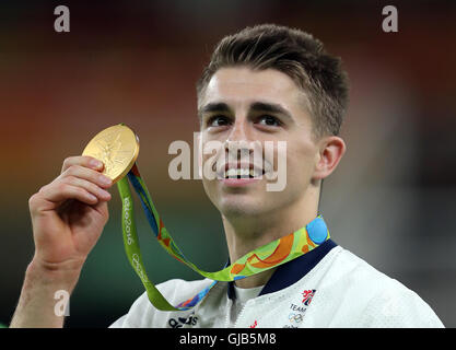 Der Brite Max Whitlock feiert eine Goldmedaille nach Sieg auf dem Boden-Gerät am neunten Tag der Olympischen Spiele in Rio, Brasilien. Stockfoto