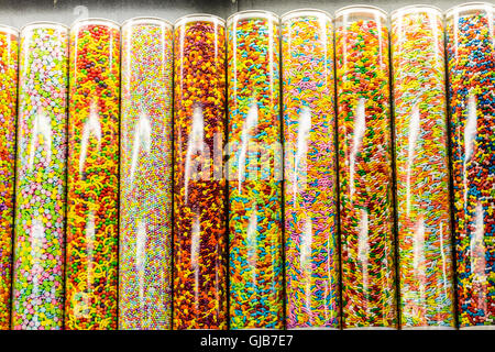 Bunte Bonbons in Glasröhren im Süßwarenladen Stockfoto