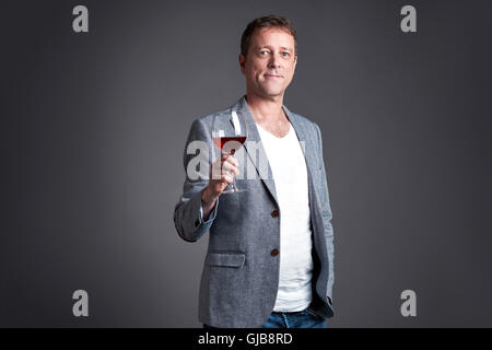 Ein Mittelalter Mann Toasten mit einem Glas Wein Stockfoto