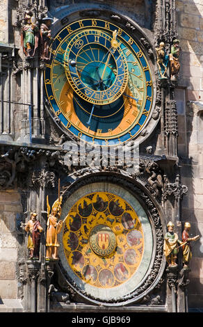 Einzigartige astronomische Uhr an der Wand des alten Rathauses in Prag. Tschechisch. Stockfoto