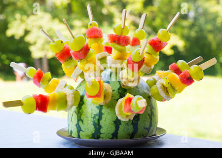 Wassermelone, verziert mit bunten Obstspieße mit geringen Schärfentiefe. Stockfoto