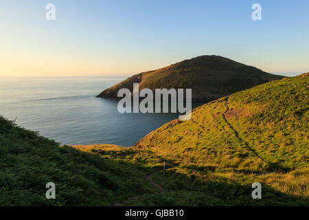 Foel Y Mwnt angesehen vom Küstenweg Ceredigion Stockfoto