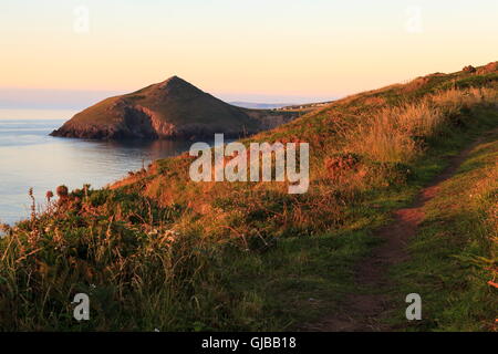 Foel Y Mwnt angesehen vom Küstenweg Ceredigion Stockfoto