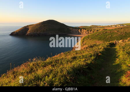 Foel Y Mwnt und Mwnt Strand angesehen vom Küstenweg Ceredigion Stockfoto