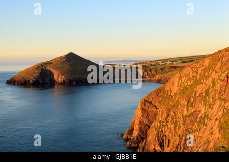 Foel Y Mwnt und Mwnt Strand angesehen vom Küstenweg Ceredigion Stockfoto