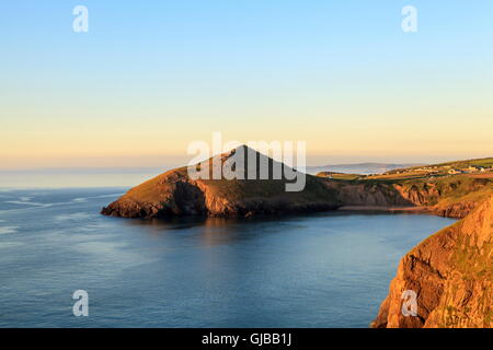 Foel Y Mwnt und Mwnt Strand angesehen vom Küstenweg Ceredigion Stockfoto