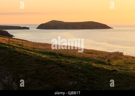 Strickjacke-Insel angesehen vom Küstenweg Ceredigion Stockfoto