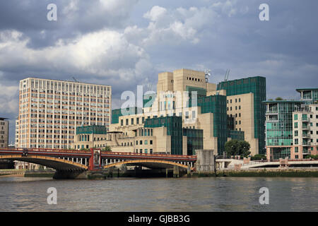 MI6-Gebäude an der Vauxhall Bridge an der Themse in London England UK Vauxhall Stockfoto