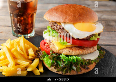 Hamburger Fleisch Schnitzel Ei Käse Pommes frites Stockfoto