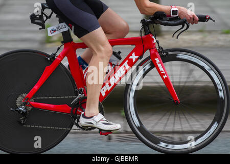 Planet X (PlanetX) Road Bike, Kohlefaser Fahrradrahmen, Frameset, Monocoque, Frameset, Composite Rahmen von Radfahrern an den 2016 britischen Elite Triathlon Meisterschaften verwendet als Tri Liverpool Hosts das Beste der Britischen Elite Wettbewerb. Stockfoto