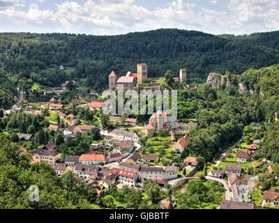 Blick vom Aussichtspunkt am Tal mit Hardegg Stadt und Burg in Niederösterreich. Stockfoto