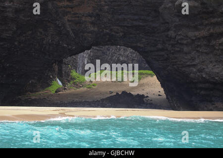 Meereshöhle auf der NaPali Küste von Kauai, Hawaii, USA. Stockfoto