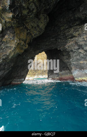 Meereshöhle auf der NaPali Küste von Kauai, Hawaii, USA. Stockfoto