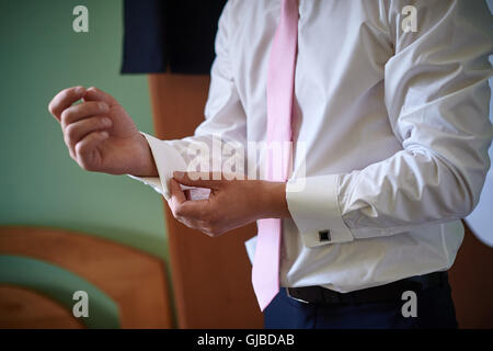 Männer in weißen Hemd und Manschettenknöpfe Stockfoto