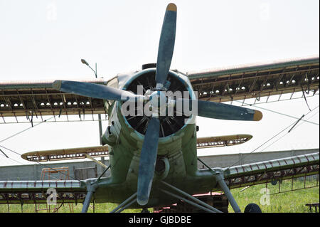 altes Flugzeug Propeller am Flughafen Stockfoto