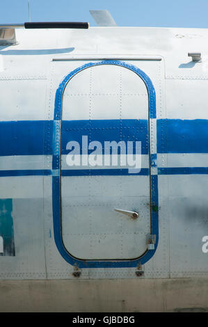 Alt blau lackierten Flugzeugtür hautnah Stockfoto