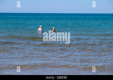 Großmutter und Enkelin spielen im Lake Michigan vor der Küste von Duck Lake State Park. Stockfoto