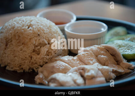 Hainan Huhn soft pochiertem Huhn mit Duftreis Gurke und Chili Sauce Stockfoto