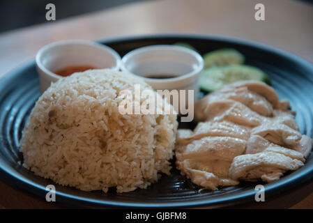 Hainan Huhn soft pochiertem Huhn mit Duftreis Gurke und Chili Sauce Stockfoto