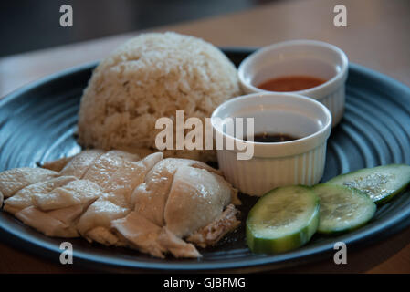 Hainan Huhn soft pochiertem Huhn mit Duftreis Gurke und Chili Sauce Stockfoto