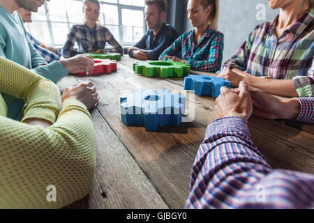 Menschen in Freizeitkleidung mit Rädchen des Geschäfts, moderne Business-Meeting Konzept Stockfoto