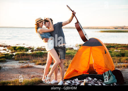 Porträt der glückliche junge attraktive paar umarmt vor camping Zelt Stockfoto