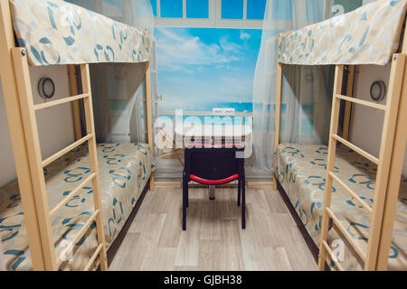 Herberge innen - Schlafzimmer. Doppelbett. Innenraum Stockfoto