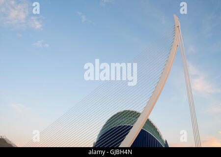 L'Assut d ' or Bridge und The Agora in der Abenddämmerung. Stadt der Künste und Wissenschaften, Valencia, Spanien. Stockfoto