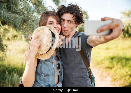 Junge lächelt fröhlich Brautpaar w, Wandern in den Wald und machen Selfie, lustige Grimassen Stockfoto