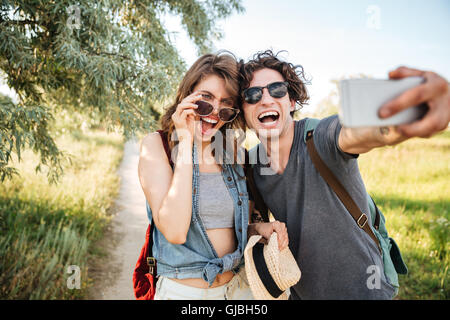 Junge, fröhliche Brautpaar w, Wandern in den Wald und machen Selfie lächelnd Stockfoto