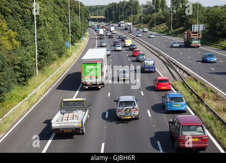 Langsamer kommerzieller Verkehr, Autos und Lastkraftwagen, die von Straßenbauarbeiten an der Kreuzung 8 auf der überlasteten Autobahn M6 in Chorley, Lancashire, Großbritannien, betroffen sind Stockfoto