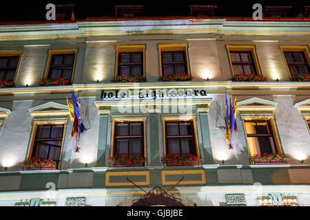 SIGHISOARA, Rumänien - Juli 07: Nachtansicht der historischen Stadt Sighisoara am 7. Juli 2015. Stadt, in der Vlad Tepes, Dracu geboren wurde Stockfoto