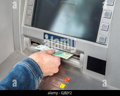 Nahaufnahme von Frauenhand Bargeld von Geldautomaten slot Stockfoto