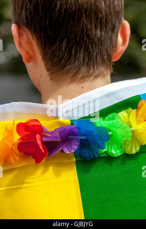 Kleiner Junge mit LGBT-Flagge, Rückansicht Stockfoto