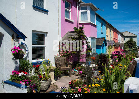 Eine Reihe von bunten terraced House und Vorgärten. Westward Ho! Devon. UK Stockfoto