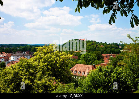 Freising, alte Stadt in Bayern, Blick auf die Stadt zwischen Hügeln und Wäldern von Mariendom Stockfoto