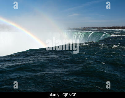 Der steigende Nebel der Hufeisenfälle ist der Spiegel für einen doppelten Regenbogen. Stockfoto